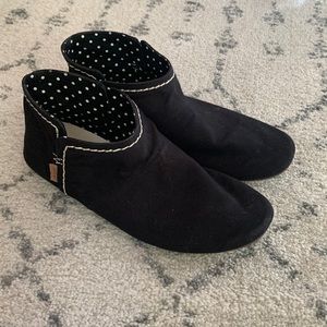 Sanuk Uber comfy flat sandal/shoe. Size 8